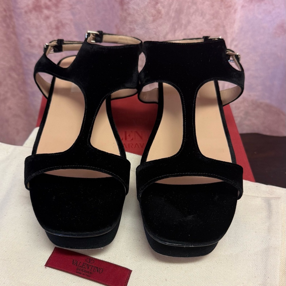 Valentino Garavani Velvet Flatform/Platform Sandals, 38 Black